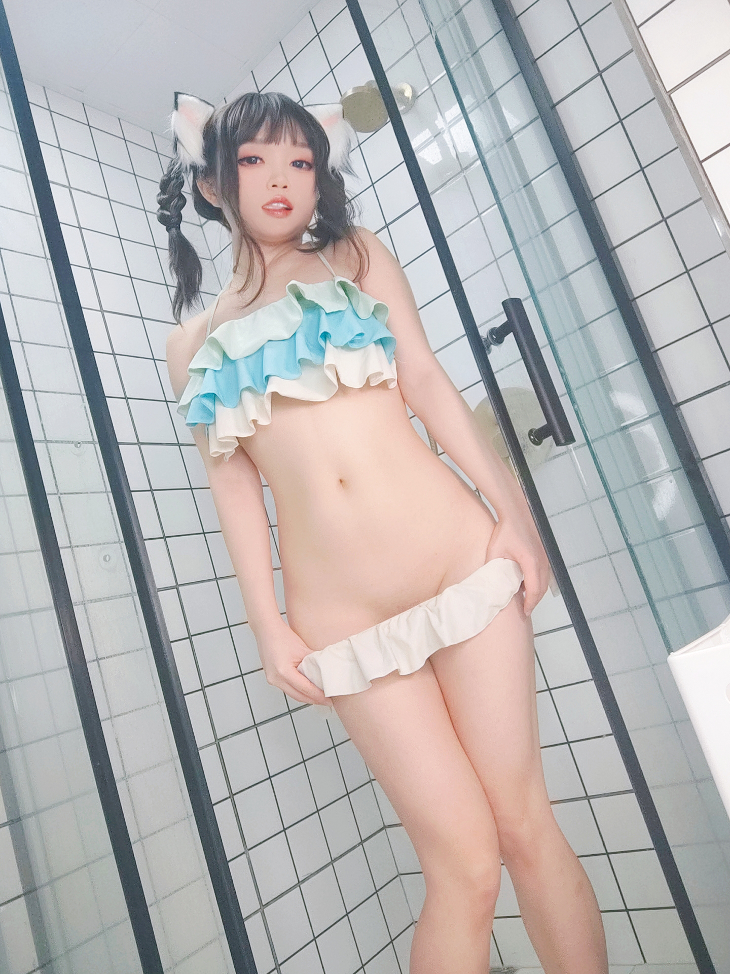 神沢永莉 ckt浴室蓝白泳衣辫子美图拍